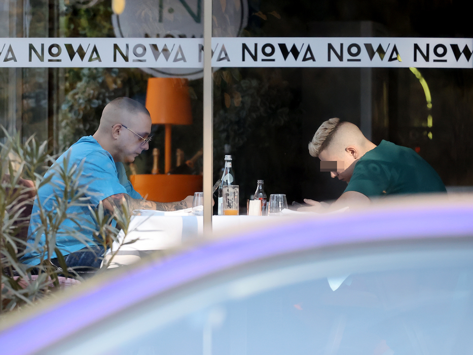 Vlad Obu butonează telefonul (Foto: CANCAN.RO)