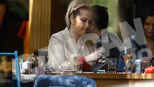 A ieşit la o terasă cu prietenii şi a uitat de bunele maniere! Gestul incredibil făcut de Oana Lis în timp ce stătea la masă