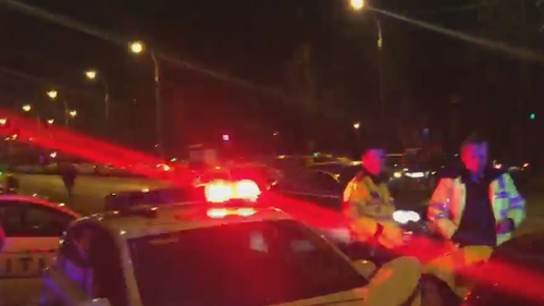 Un tânăr s-a baricadat într-un Porsche, după ce a lovit un poliţist