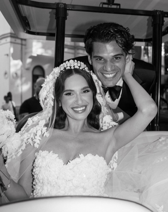 Ianis Hagi și soția lui, Elena, vor fi nași. Sursa foto: Instagram