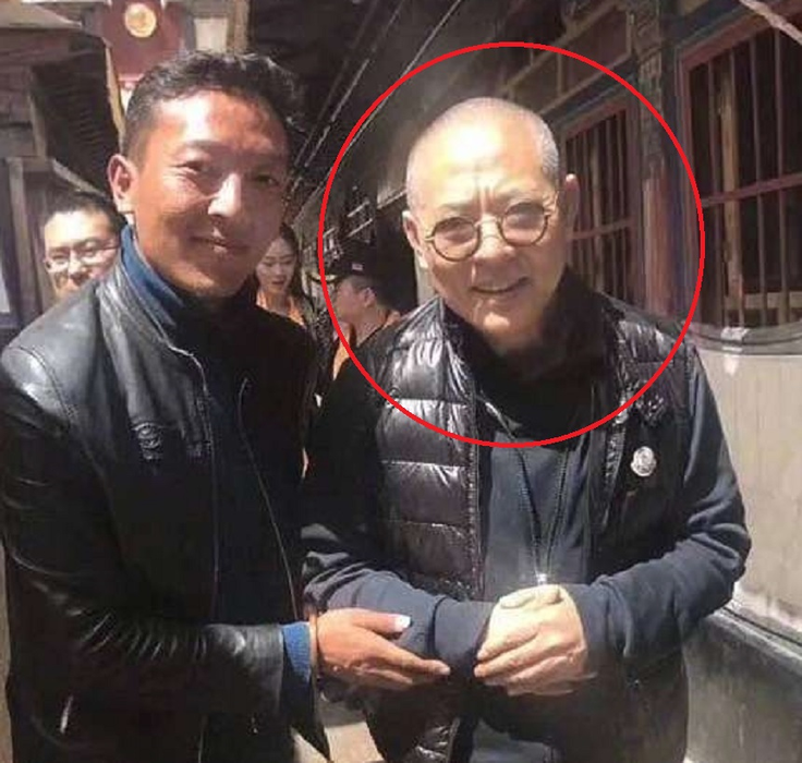 Aceasta este poza în care Jet Li apare îmbătrânit şi slăbit de boală. Imaginea a provocat îngrijorare în rândul fanilor săi din toată lumea. Sursa foto: Twitter
