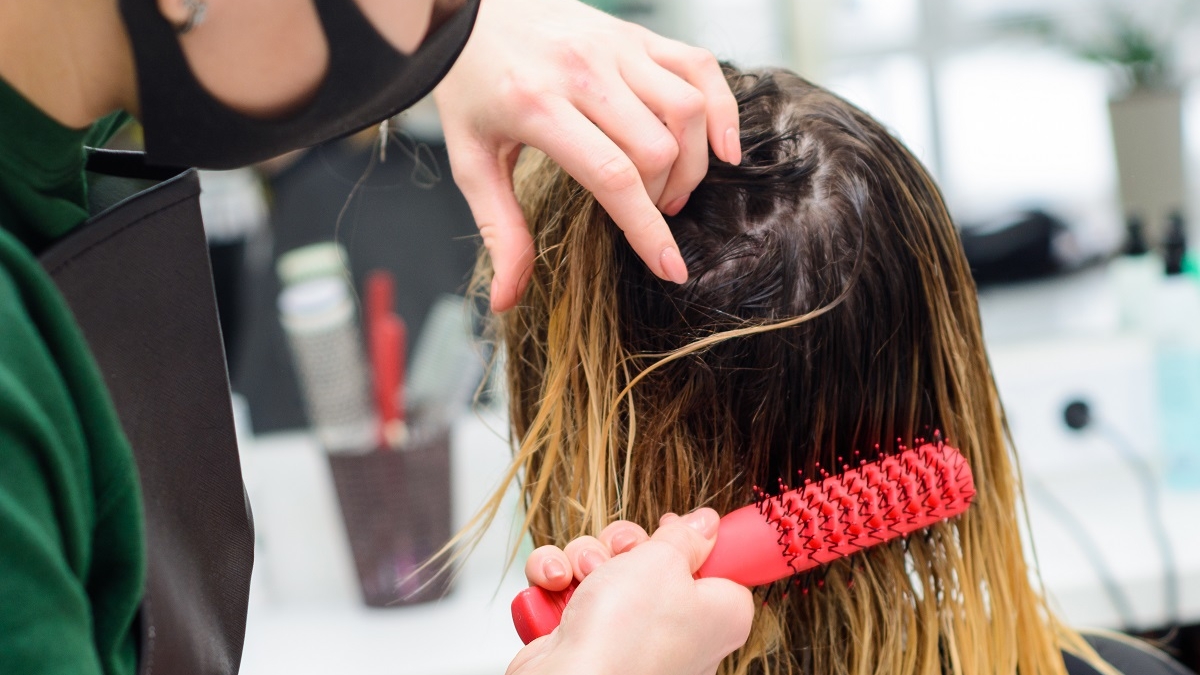 Experiența șocantă a unei tinere. A mers la salon pentru vopsit, dar când s-a privit în oglindă, a izbucnit pe loc în lacrimi - Ce îi făcuse stilistul. FOTO