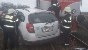 Mașină lovită de tren în județul Vâlcea. Traficul feroviar este blocat. FOTO