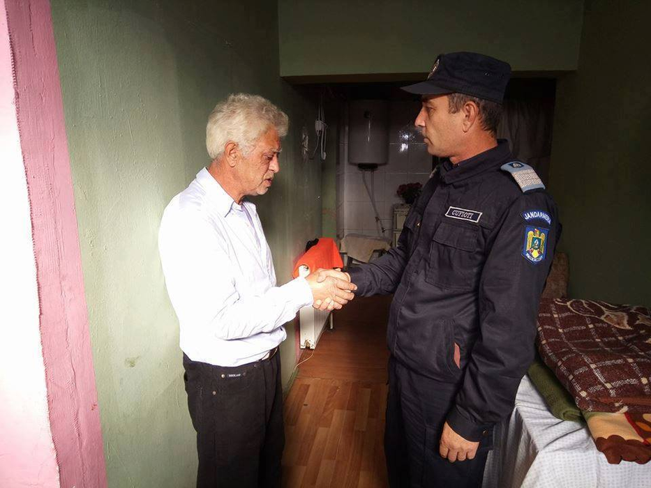El e jandarmul care a făcut un copil să plângă de fericire! Cel mic nu fusese niciodată vizitat de Moş-Crăciun