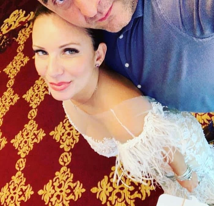 Marius Popa și soția lui, îmbrăcată cu o rochie de mireasă creată de Natalia Vasiliev