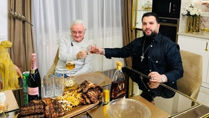 Tzancă Uraganu l-a luat acasă pe Irinel Columbeanu. Manelistul l-a așteptat cu masa întinsă: „Poate chiar nu e hrănit cum trebuie la azil”