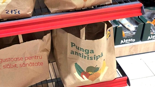 Irina din Iași a dat 6 lei și a cumpărat 2 pungi "antirisipă" din LIDL. Ce era înăuntru, de fapt?