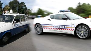 Una conducea Militia, alta conduce Politia. Masina asta a facut senzatie in Bucuresti mai ceva ca Lotusul de la Rutiera