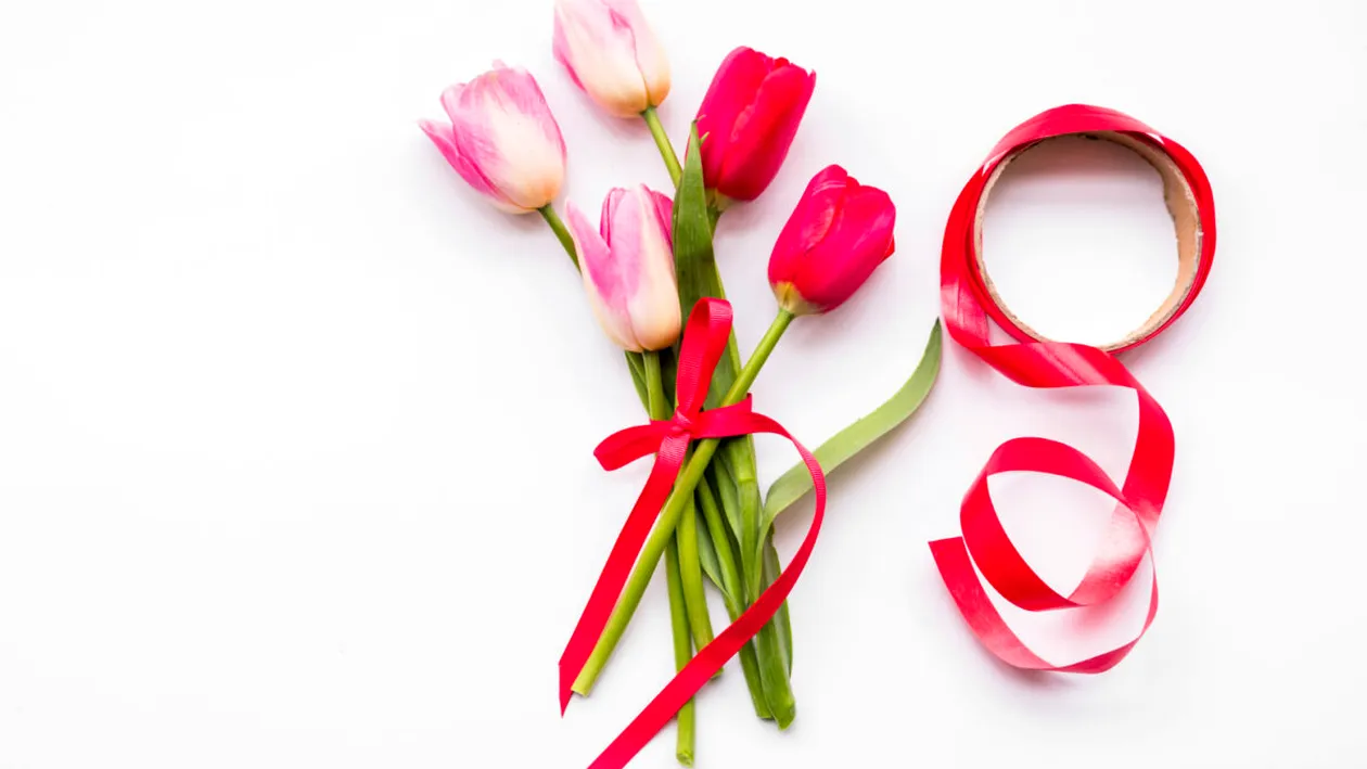 Florile potrivite pentru 8 Martie: Ce simbolizează lalelele, freziile și trandafirii oferiți de Ziua Femeii