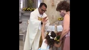 Preotul a vrut s-o binecuvânteze, fetița a bătut cuba cu el! Imaginile care au devenit virale