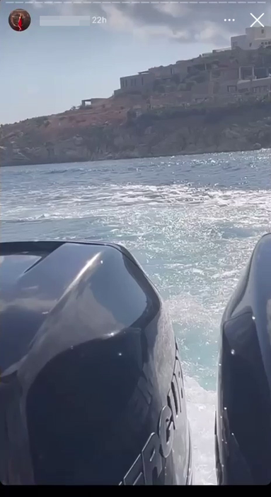 G.G. nu a ratat ocazia să se fotografieze peisajul din Mykonos