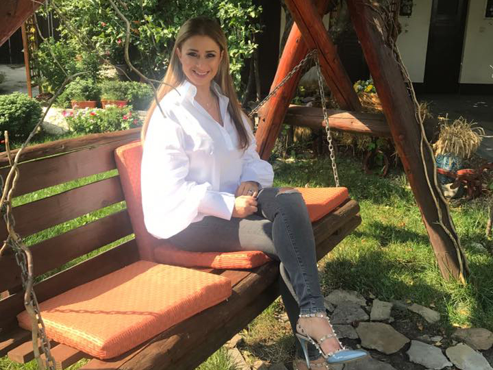 Anamaria Prodan şi-a surpins prietenii virtuali. Cu ce a apărut încălţată vedeta