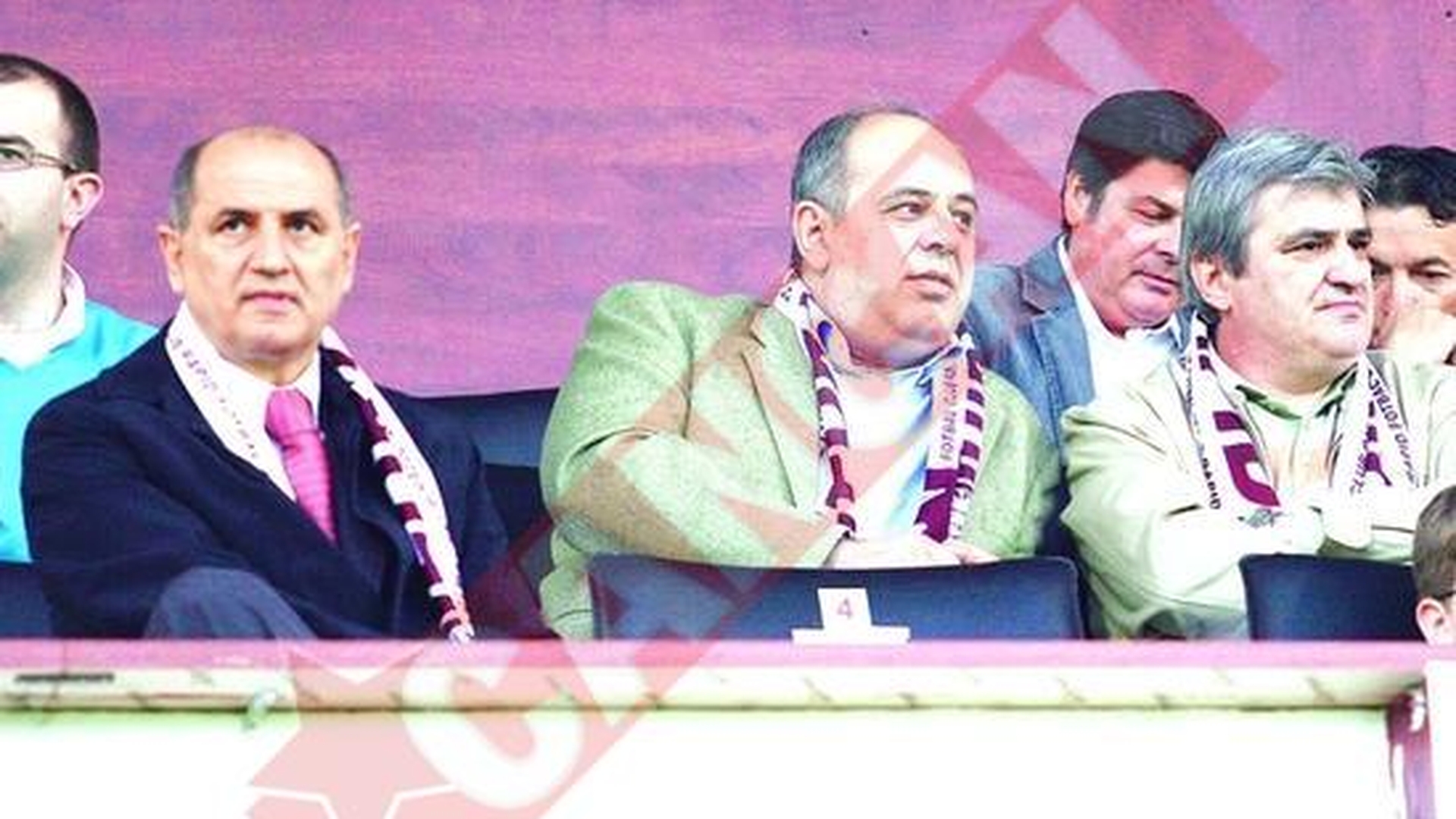 Cum negociaza Copos cu nevestele antrenorilor