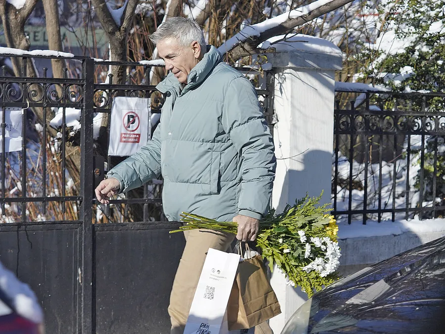 A cumpărat cafea, produse de patiserie și flori