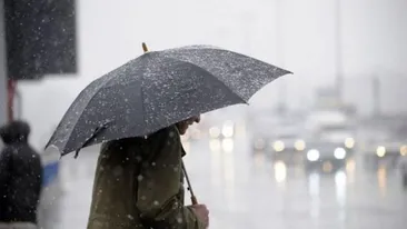 Avertizare ANM! Precipitații și intensificări ale vântului în mai multe zone din țară. La munte se înregistrează ninsori abundente
