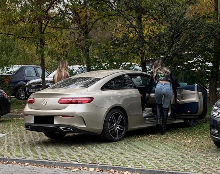 Otniela Sandu, sexy și într-o zi mohorâtă de toamnă