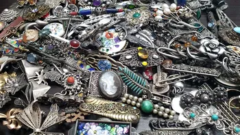 O femeie a cumpărat o pereche de cercei vechi la preț de chilipir, dar a rămas fără cuvinte când a aflat cât valorează