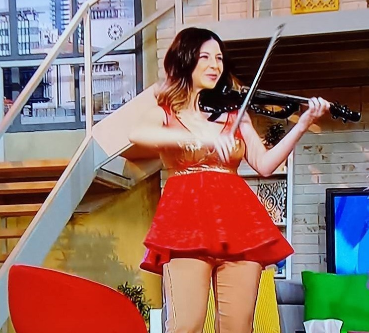 Alexandra Violin, fosta componentă a trupei Amadeus, a revenit pe scenă după ce a născut în secret