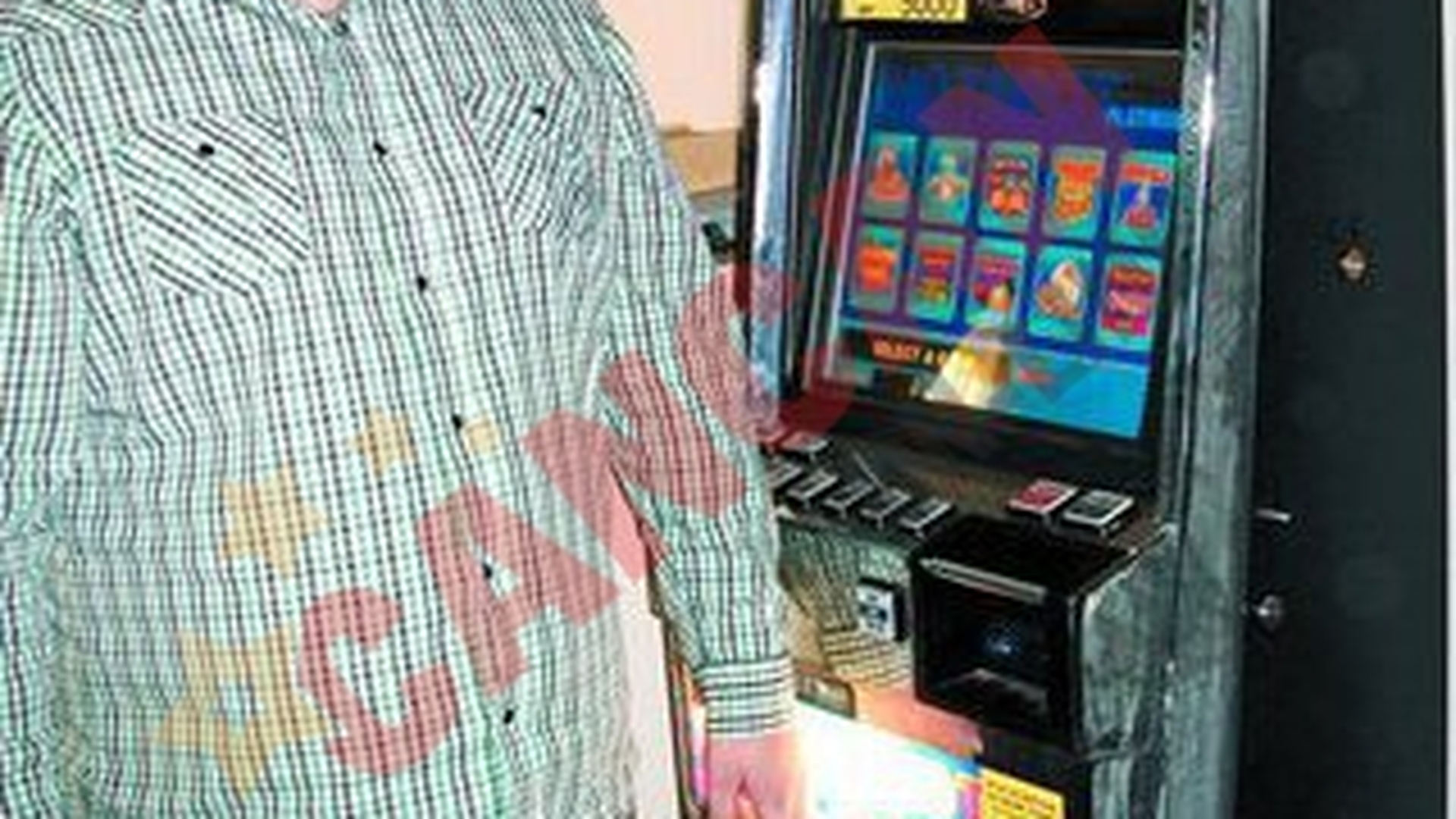 Acastigat 400.000 de euro la "pacanele"