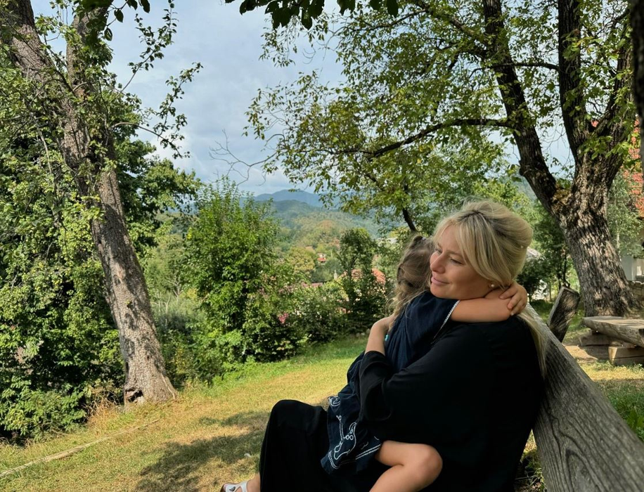 Laura Cosoi și-a botezat cea de-a patra fiică într-un decor de basm. O persoană dragă din viața actriței a lipsit de la marele eveniment