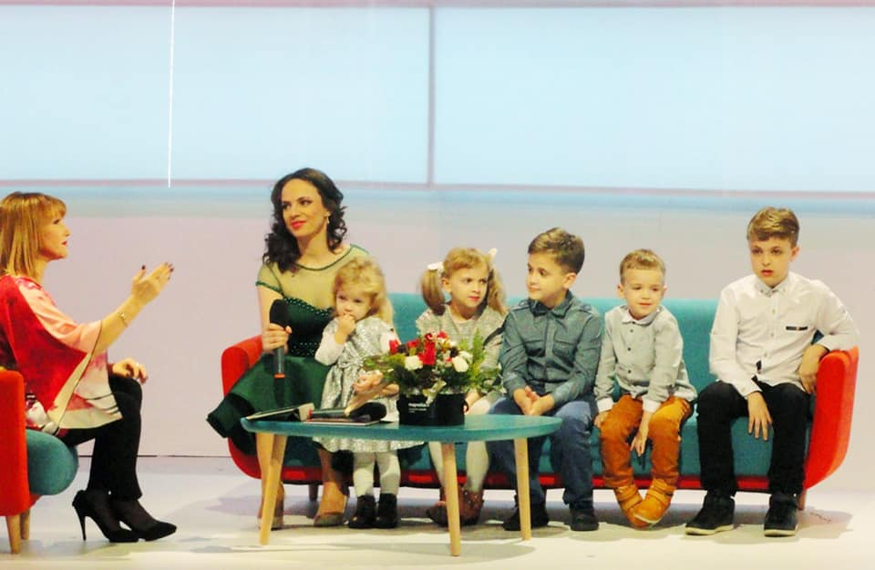 Raluca Blejuşcă, ex-Angels, apariție surprinzătoare la TV! Și-a adus cei 5 copii într-un platou de televiziune