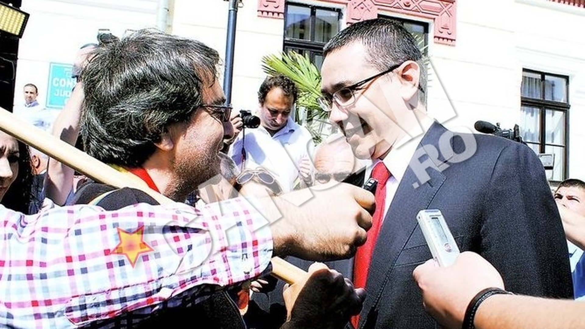 Gorjeanul care lupta pentru aducerea osemintelor lui Brancusi la Targu Jiu a cerut sprijinul lui Victor Ponta. L-a primit pe premier cu steagul tricolor