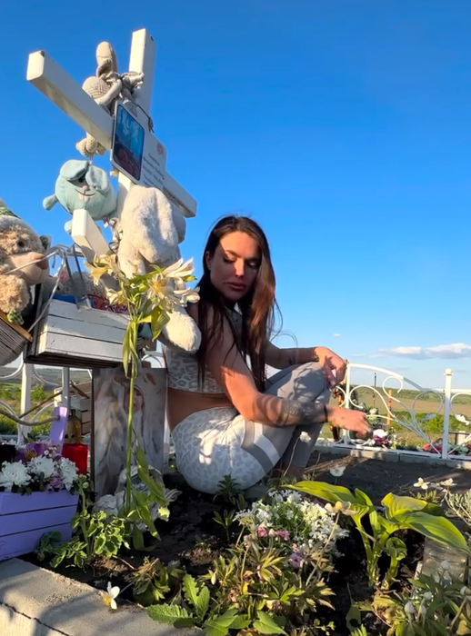Cristina Scarlevschi, în lacrimi la mormântul fiului ei/ Sursa foto: Instagram