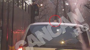 VIDEO Ce se întâmplă atunci când un şofer RATB se întâlneşte cu un şofer de maşină mică şi amândoi sunt extrem de nervoşi?
