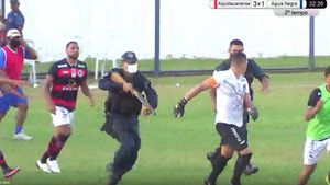 Meci de fotbal cu focuri de armă, în Brazilia. Un jucător, alergat de poliție pe teren. VIDEO