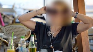 Nimănui nu i-a venit să creadă că stă pe aceeaşi terasă cu EA! Cine e mega-vedeta din imagine la care toţi şi-au dat coate când au văzut-o