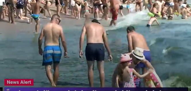 Mizerie de nedescris pe litoral! La Costinești turiștii fac plajă printre alge și gunoaie!