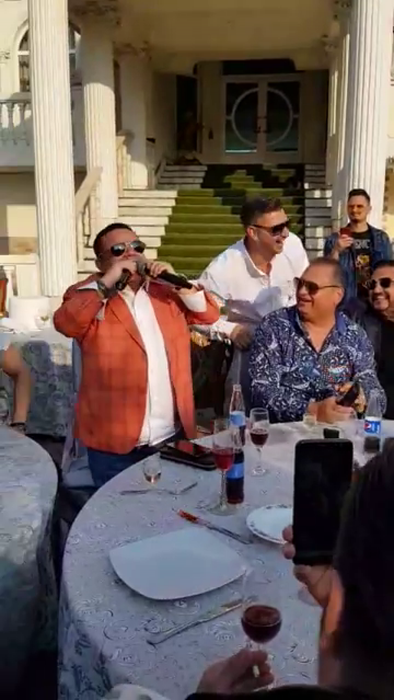 La asta, cu siguranță, nu te așteptai! Adrian Minune și Marcel Pavel, duet în curtea casei