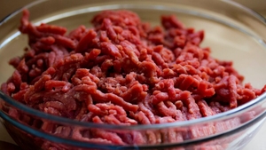 Comisia Europeană, de acord cu carnea făcută în laborator. Vor consuma românii alimente la eprubetă?