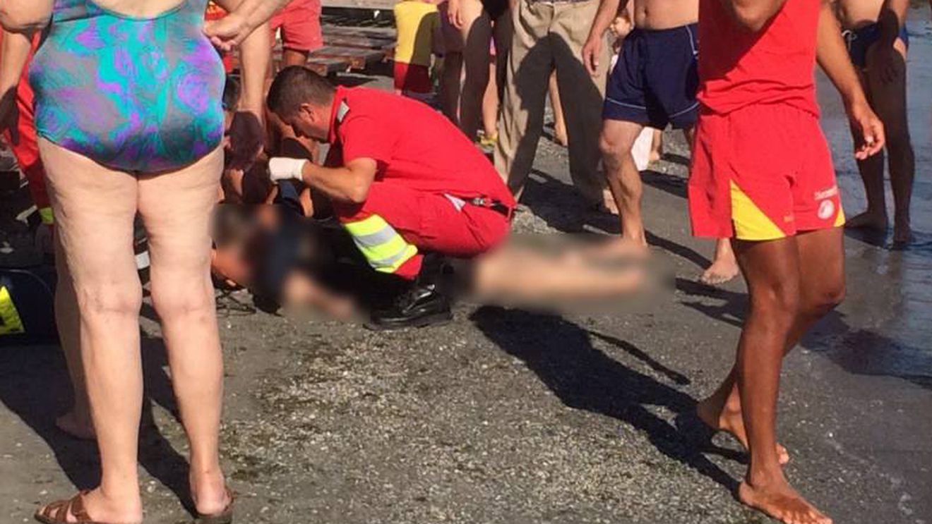 FOTO! Clipe de coşmar pe o plajă din Mamaia! O femeie a fost la un pas de moarte după ce a intrat în mare