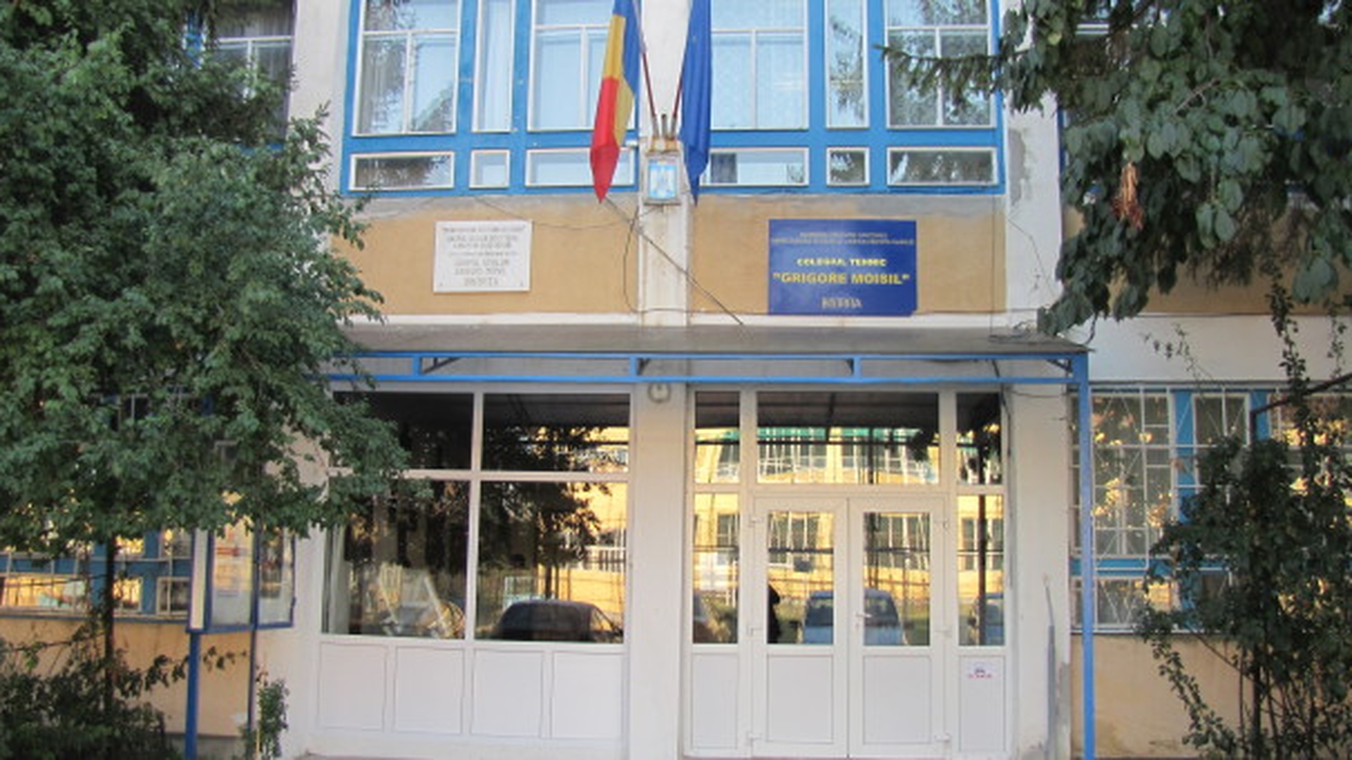 Un elev din Bistrița a fost amenințat cu cuțitul de un coleg, în curtea liceului