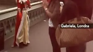VIDEO Uite de ce ne iubesc englezii! Un cersetor roman s-a deghizat in Regina Angliei si danseaza pe manele in centrul Londrei!