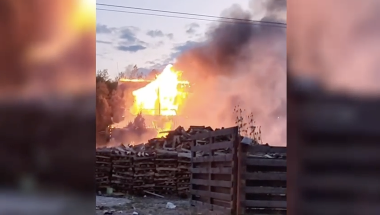 BREAKING | Incendiu devastator în Râșnov! Focul s-a extins la clădirea pensiunii Maggie’s Ranch