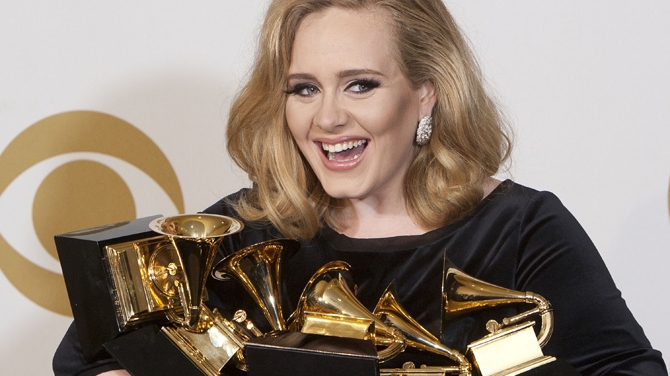 Premiile Grammy s-au decernat! Adele a castigat cele mai multe trofee! Vezi ce alti artisti s-au aflat alaturi de ea!