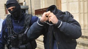 Bacău: Bărbat acuzat că a atacat o fată într-o scară de bloc, prins