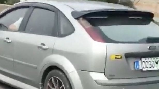 Imagini șocante surprinse pe autostradă! În timp ce se afla la volan, șoferul întreținea relații amoroase cu o tânără
