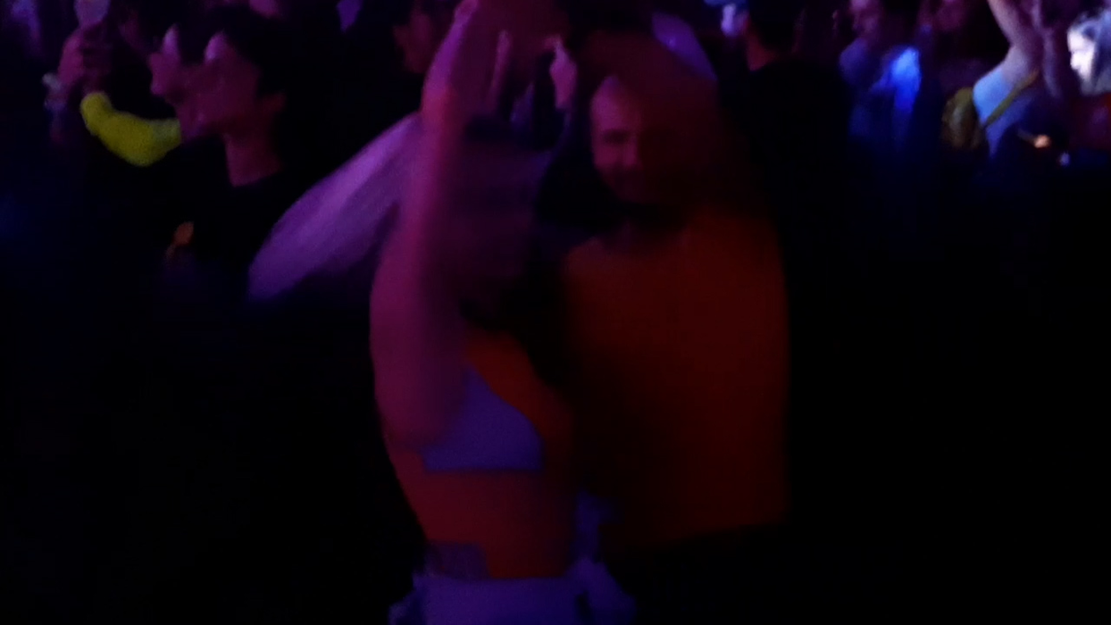 Sandra Izbașa, piruete erotice la un party ”pe vechi”