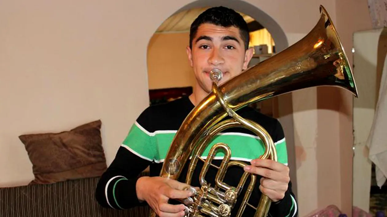 VIDEO Un geniu matematician a lasat scoala pentru a deveni lautar!