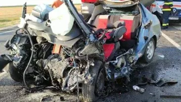 Doi adulți și un copil și-au pierdut viața în urma unui accident grav! Autoturismul în care se aflau s-a izbit de un TIR