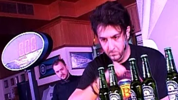 VIDEO A deschis cinci sticle de bere in mai putin de 2 secunde!