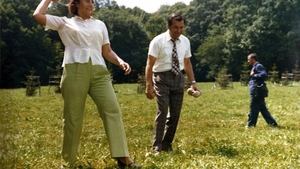 Imagini rare cu Ion Iliescu, alături de Nicolae şi Elena Ceauşescu. Cum se distra alături de dictatori în ”Epoca de Aur”