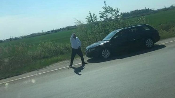 Șoferi, mare atenție! Asta trebuie să faceți dacă vă cere ajutorul acest cetățean