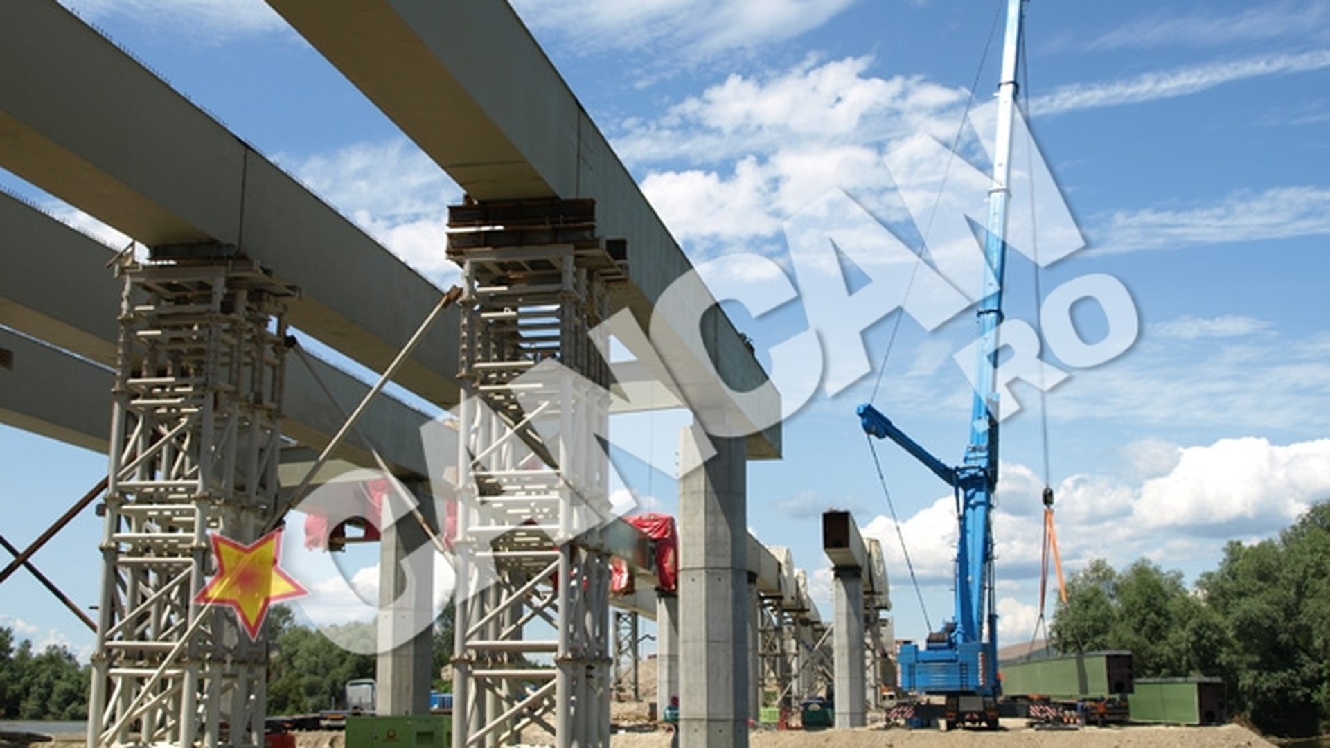Megaconstructie peste raul Mures este montata cu o macara inchiriata pentru 50.000 de euro pe zi!