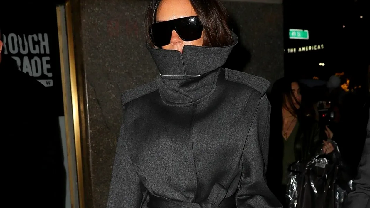 Vedeta care s-a camuflat bine de tot ca să evite gerul năpraznic! Recunoști cine a băgat „capul la cutie” mai ceva ca o țestoasă?