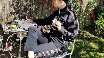 În timp ce făcea o fotografie, a apărut la fereastra Andreei Marin! Fanii s-au amuzat copios