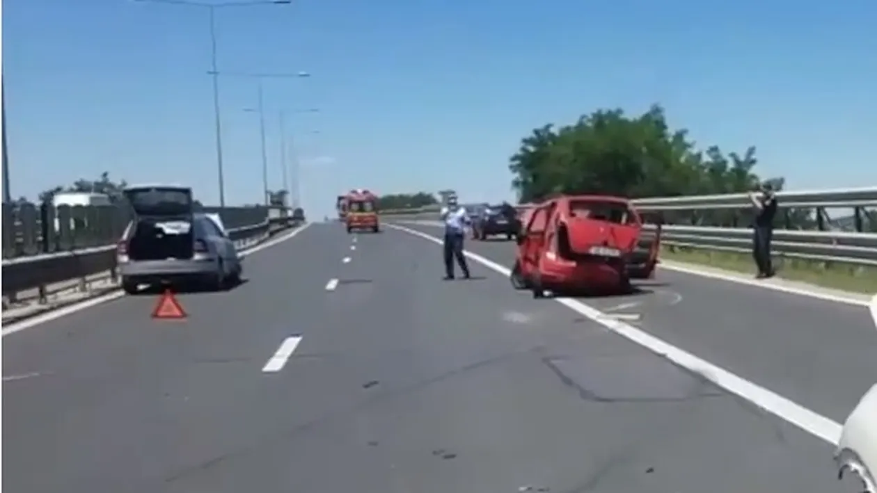 Accident grav pe A1! Trei mașini s-au ciocnit violent, iar două dintre victime au rămas încarcerate. VIDEO